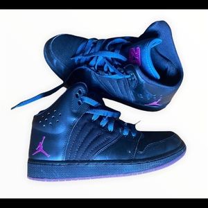 Gently used youth size 6 Air Jordan.
*Youth Size